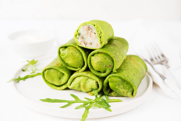 绉饼自制的绿色素食馅饼 蔬菜食品 菠菜煎饼 特写绿煎饼印尼菜美食