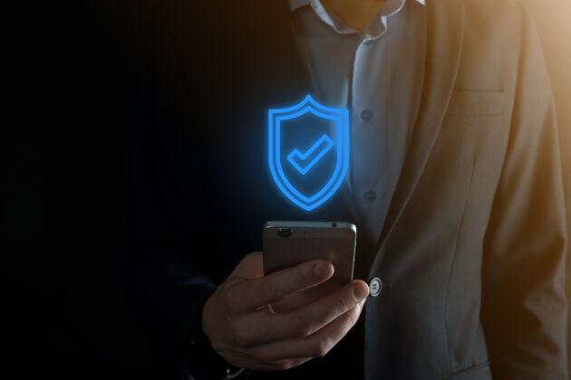 加密保护计算机网络安全的一种方法商人 技术 网络安全和互联网概念-商人在虚拟屏幕上按下屏蔽按钮数据保护病毒电子邮件欺诈