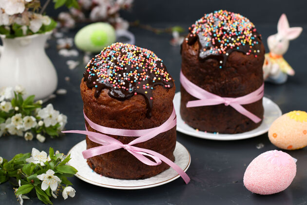 宗教静物画复活节蛋糕覆盖着巧克力糖衣和彩色鸡蛋在黑暗的表面巧克力蛋糕顶部
