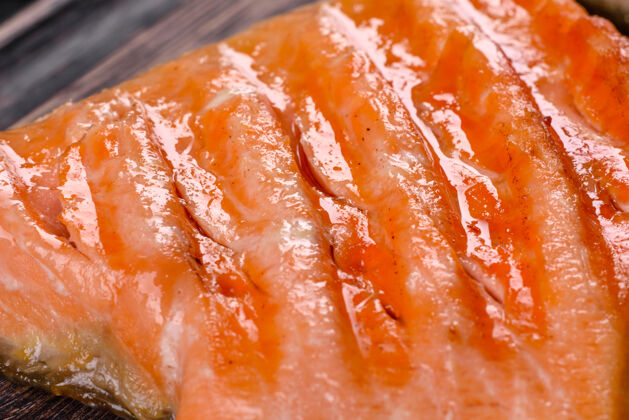 特写美味的新鲜红鱼北极焦烤在一个烤架来源欧米茄 健康食品美味鱼片没有人