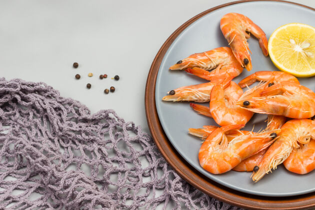 柠檬灰色的虾和柠檬碗灰色网布 放在桌子上可食用海洋健康