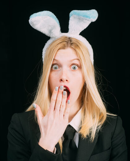 兔子穿着复活节服装的性感模特兔子女人兔子复活节兔子女孩美丽兔子时尚