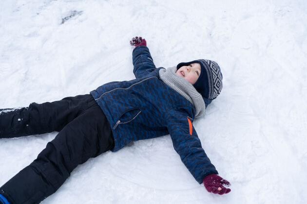 玩耍小男孩在玩雪冬天假日乐趣快乐户外