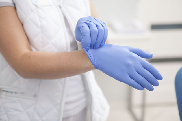 防护不可辨认的女医生戴着橡胶手套 在医院工作卫生医药外科医生