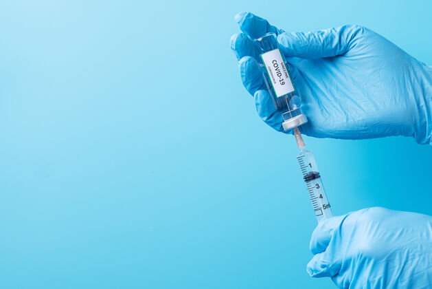 实验室医院内戴丁腈手套的医生手上有抗冠状病毒感染的Covid-19疫苗瓶和注射器实验室.医学 健康 预防接种和免疫理念科学家治疗药物