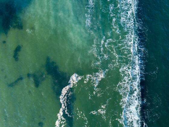 明亮天然海景 碧绿深邃清澈的海水和泡沫波浪.空中从…查看无人机.aqua背景和文本位置田园诗新鲜海岸