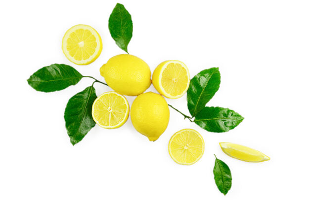 背景新鲜的有机黄色柠檬酸橙水果片和绿色叶子隔离在白色背景上顶部视图.平面躺下柠檬柠檬营养