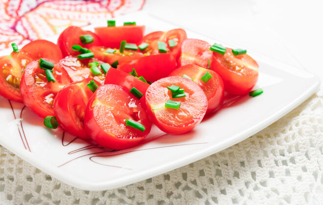 封闭用绿色装饰的樱桃西红柿洋葱一个白色的方盘子蔬菜料理碗