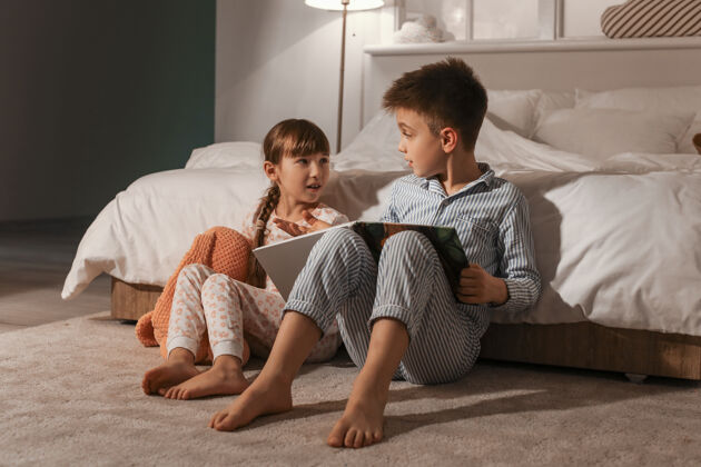 爱好小孩子在家里读睡前故事放松文学床