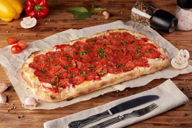 切片罗马披萨 经典意大利披萨的变体 木制背景快餐传统烘焙