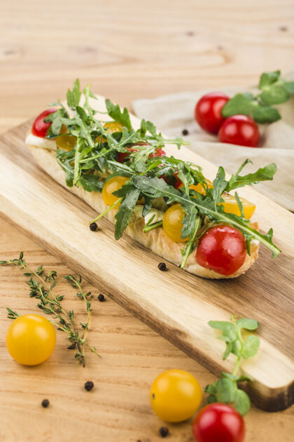 食物在一块木板上放上意大利干酪 樱桃番茄 芝麻菜和橄榄油罗勒意大利食物法式面包