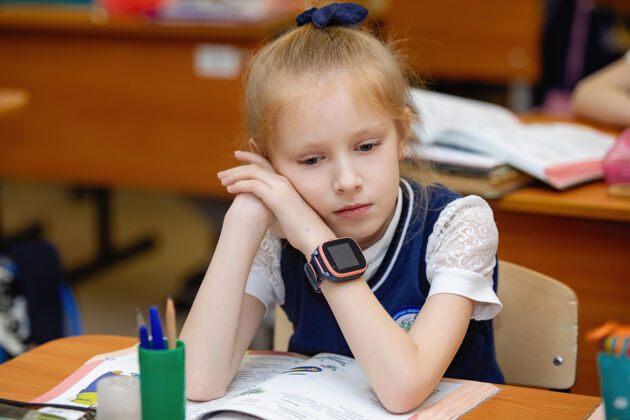 童年上课时 女学生在教室的桌子旁学校初级教育选择性集中女孩小学学校