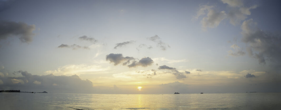 日出美丽的热带蓝海日落和黄云背景全景平静反射甜美