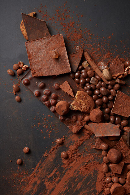 粉末黑色大理石表面的奢华巧克力松露切碎糖果巧克力