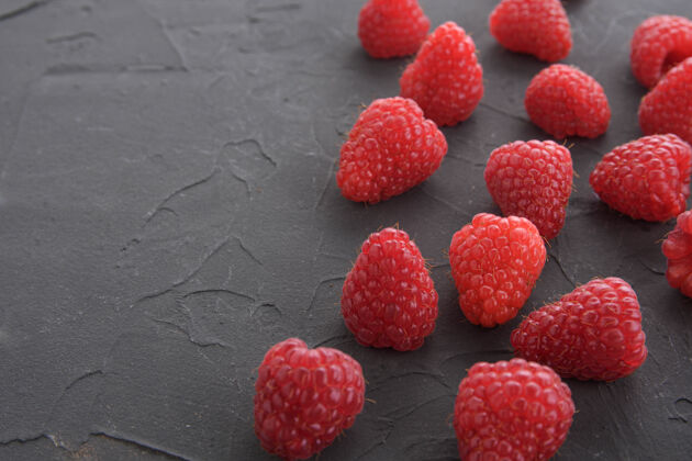 特写一个树莓在一个漂亮的深色混凝土纹理的桌子上膳食甜覆盆子