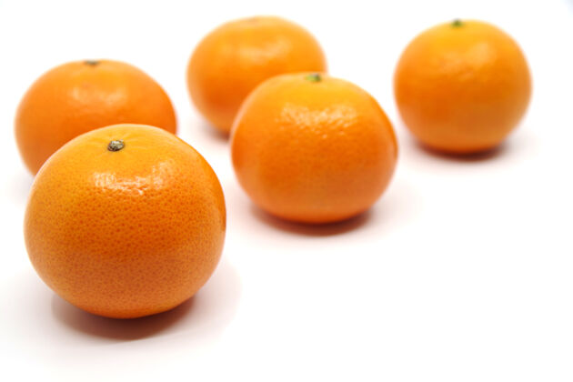 自然橘子还是橘子普通话普通话隔离在白色背景上柑橘果汁健康