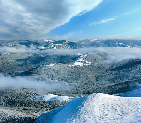 晴天冬季低悬山景云.view从山顶（喀尔巴阡山 乌克兰）森林景观天空