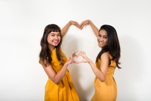 心两个年轻的亚洲女人一起对抗白色空间女同性恋女性爱