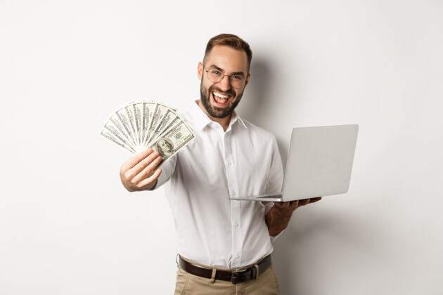 Guy商务与电子商务-商业快乐成功的商人用金钱吹牛 在线使用笔记本电脑 站在白色背景下美元FashionEntrepreneur