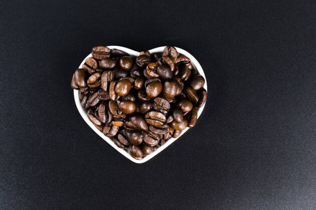 早晨天然的新鲜烘焙咖啡豆 可用于研磨和用磨碎的咖啡制作芳香的咖啡饮料谷物燃烧