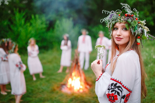 青年仲夏肖像画一个穿着斯拉夫人衣服的漂亮女孩在火堆旁老信徒夏天肖像