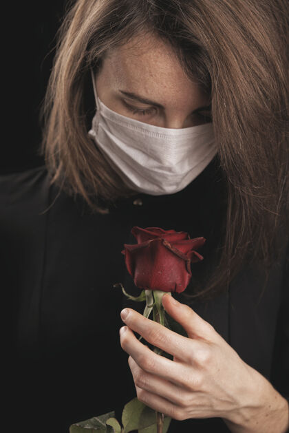 女孩戴冠状病毒的女人面具漂亮红玫瑰成人浪漫爱