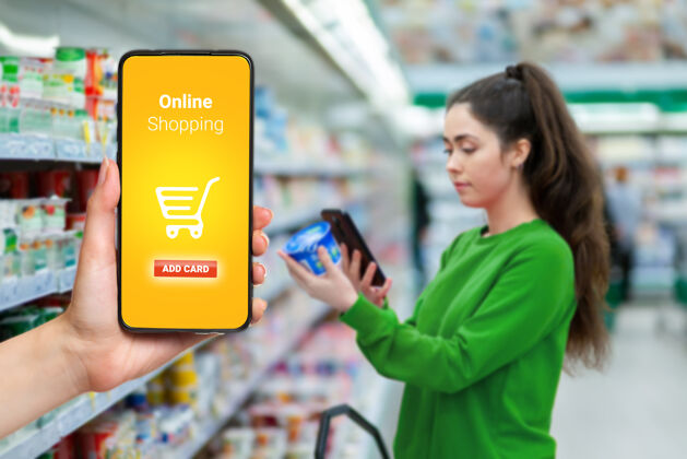 看一位年轻女性的肖像用智能手机扫描产品标签 左手拿着手机超市检查选择
