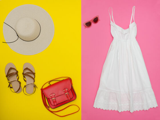 包白色的太阳裙 红色的手提包 棕色的鞋子和太阳镜明亮粉色和黄色背景太阳裙帽子服装