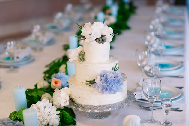 传统婚礼桌上的婚礼蛋糕餐厅吃爱情