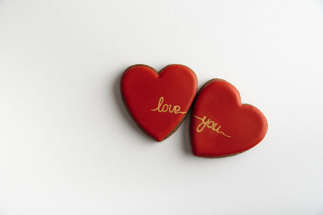 食物白色背景上有两颗红心 上面写着“爱你”查看.情人节天哪美味甜点单词