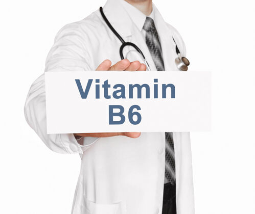 女人医生拿着维生素b6的卡片 医学概念预防药品书写