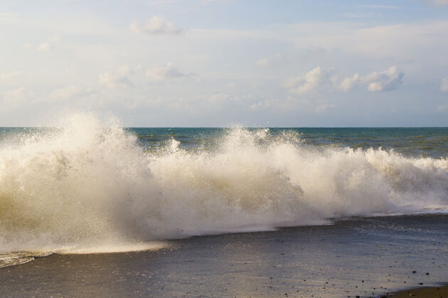 顶部大海和海浪 暴风雨的天气 海浪和飞溅在巴统云风暴海岸