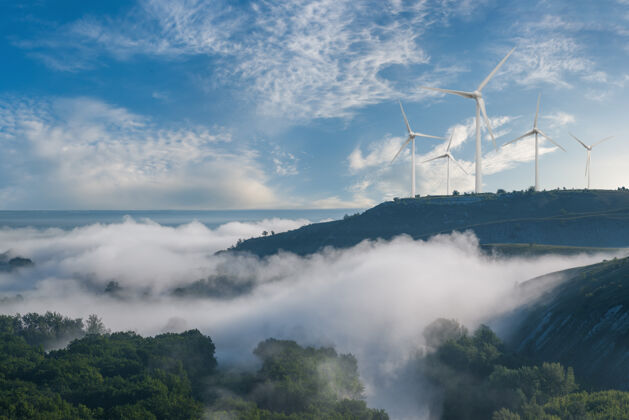 瓦特山上有风力涡轮机的工业景观环境山天空