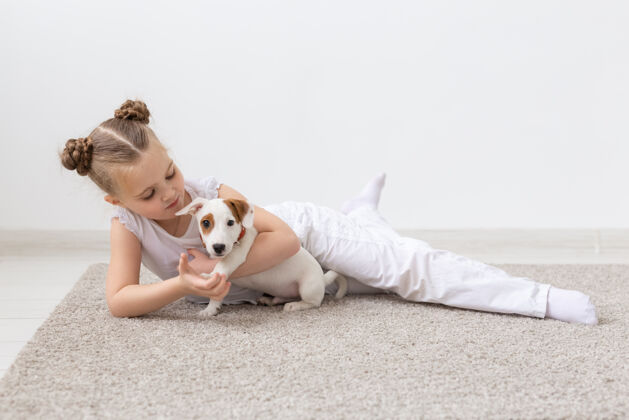 快乐孩子和小狗在地板上摆姿势袜子狗品种