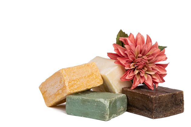 健康各种各样的手工彩色肥皂与花温泉在白色的背景肥皂水疗健康