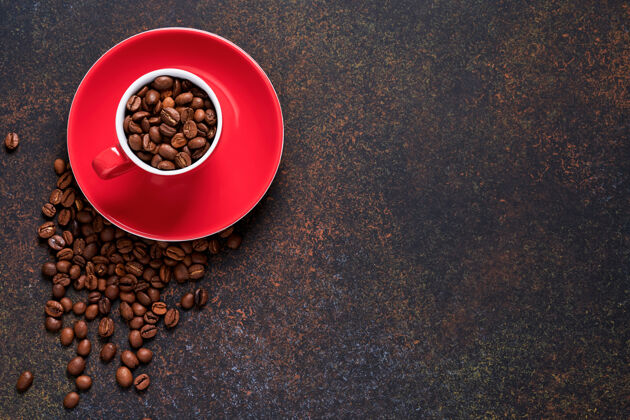 零售咖啡豆在红杯里烤好 撒在附近 咖啡粉和蔗糖放在棕色的桌面上休息最好的品牌
