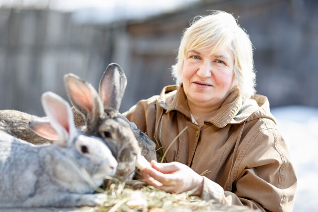 自然一位老妇人和一只宠物兔子的画像动物可爱美丽
