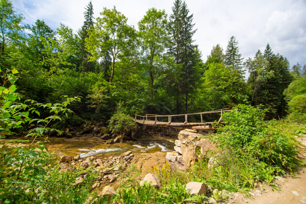 场景山林小河上那座古老的木桥清洁瀑布溪流