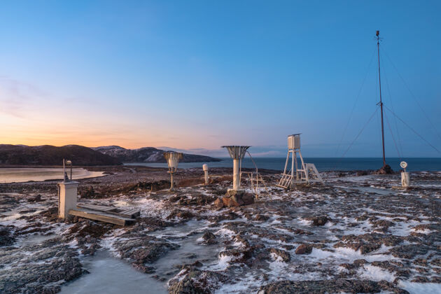 气候变化俄罗斯科拉半岛巴伦支海岸边山顶上的极地气象站气候风山脉