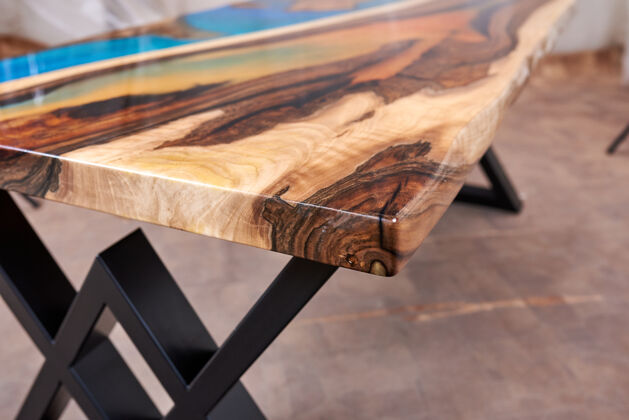 亚克力用环氧树脂制成的木质桌子的质地手工桌子特写