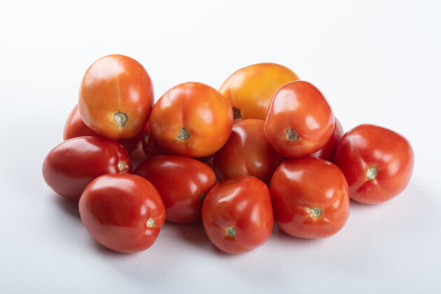 堆栈白桌子上堆着成熟的红番茄番茄素食生的