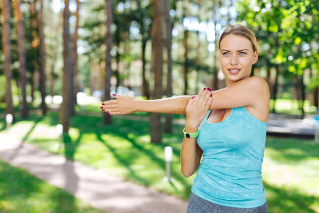 身体特别训练好健康的女人牵着她的手做特别训练练习运动员健康