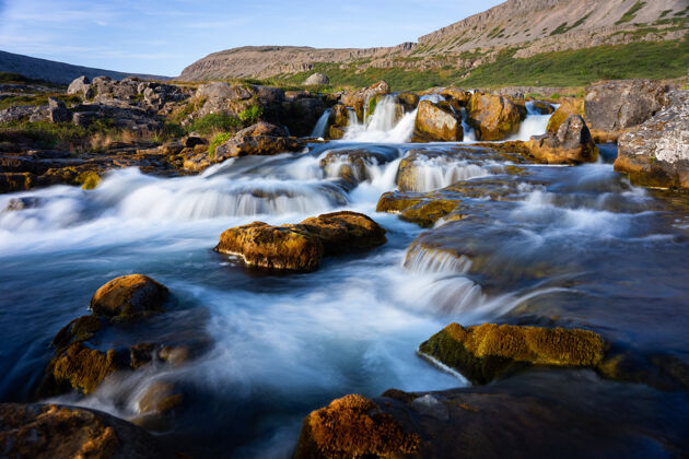 溪流冰岛瀑布特写镜头的神崖与长时间曝光平滑运动的水在夏季景观山河流瀑布
