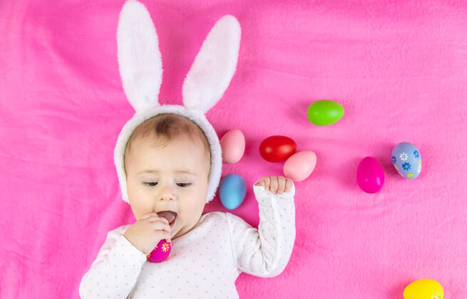 天真穿得像兔子的宝宝 带着复活节彩蛋过复活节可爱服装节日