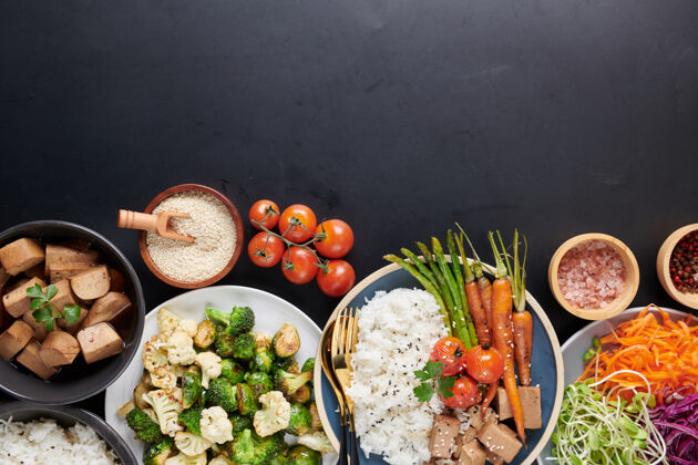 营养健康的有机豆腐和饭碗烹饪午餐不同的