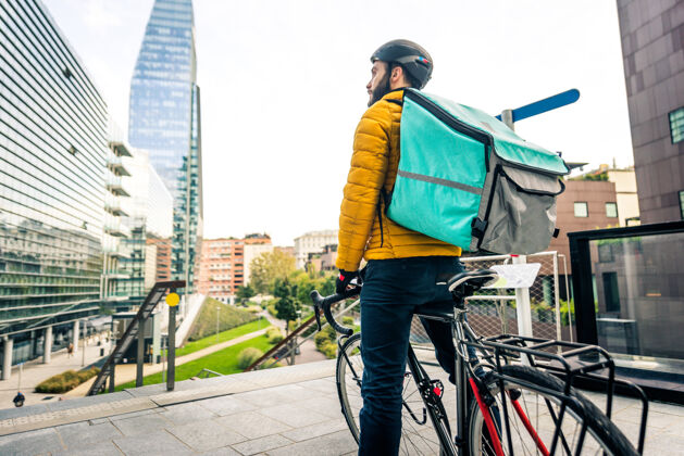 服务送菜服务 骑手用自行车送菜给客户-关于交通 送菜和技术的概念盒子衣服自行车