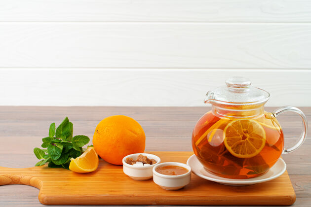 柠檬红茶和柑橘片的玻璃茶壶传统玻璃圣诞节
