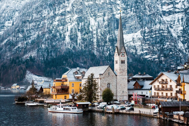 心情古老的奥地利小镇令人惊叹的景观 湖边有传统的房屋船圣诞节岩石