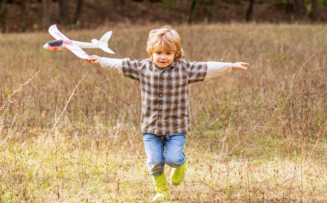 活跃带着飞机的小男孩小男孩梦想成为一名飞行员梦想有趣男孩