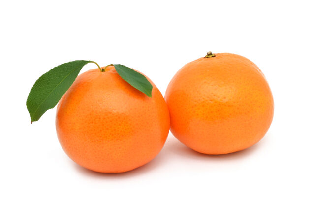 新鲜橘子在白色的表面甜点特写叶